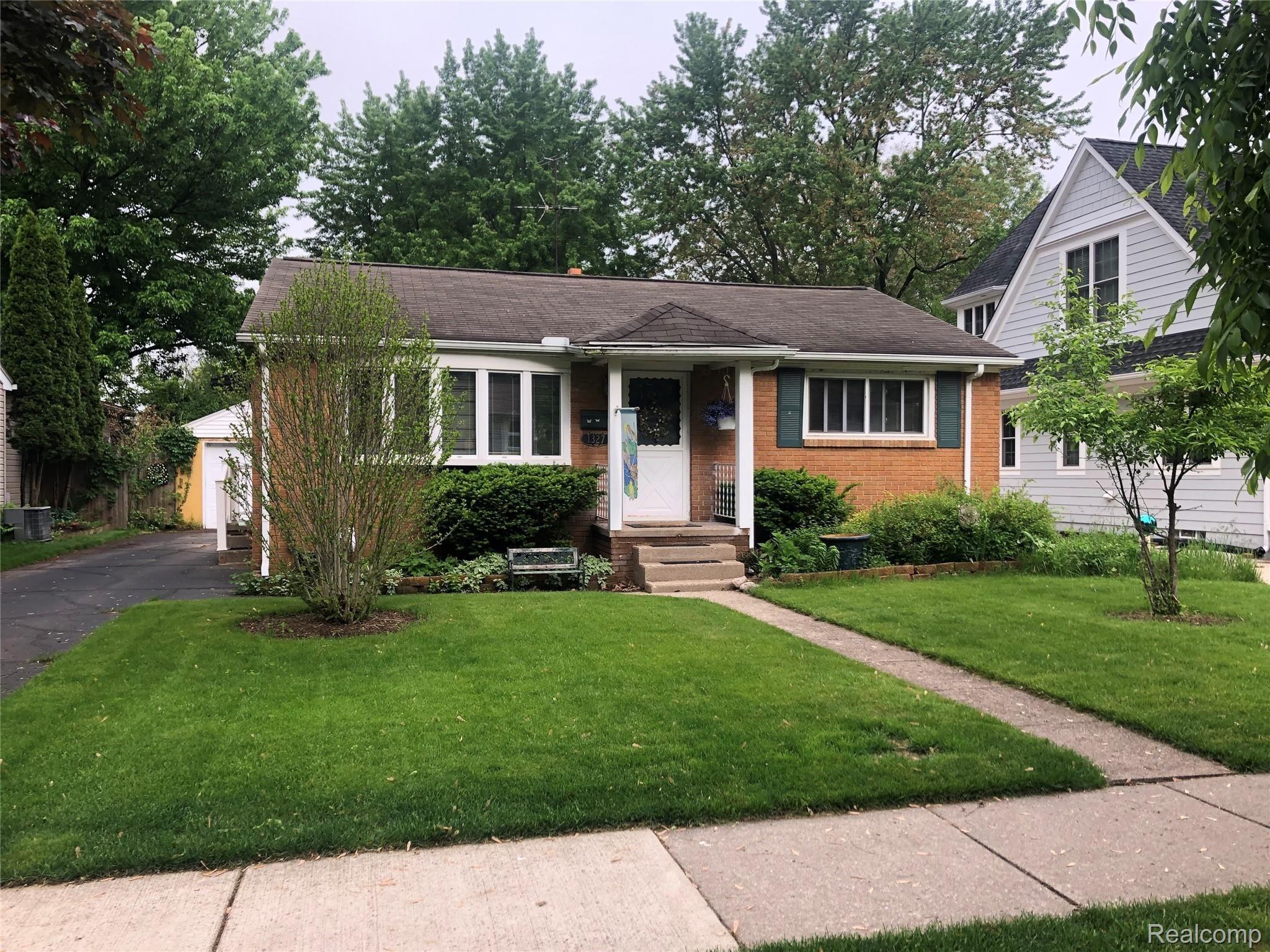 1327 Oak Street Rochester, MI 48307 - Photo 1 of 8 IMG_1328.jpg