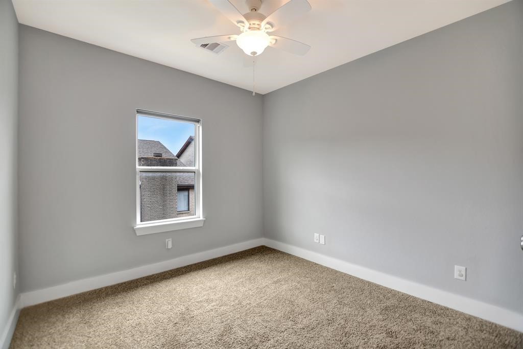 20 Evanston Street Houston, TX 77015 - Photo 14 of 31 an empty room with windows and ceiling fan