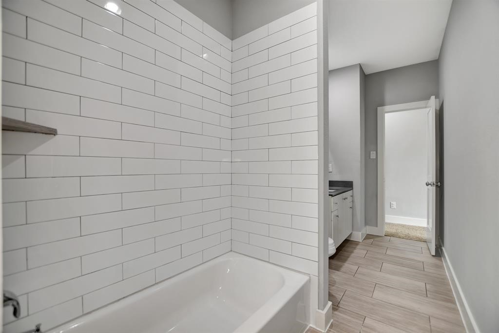 20 Evanston Street Houston, TX 77015 - Photo 16 of 31 a bathroom with a bathtub