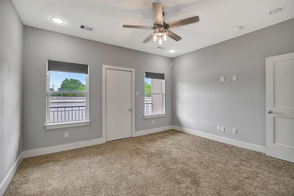 20 Evanston Street Houston, TX 77015 - Photo 19 of 31 an empty room with windows and chandelier fan