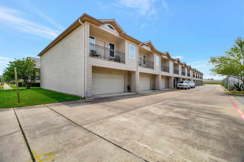 20 Evanston Street Houston, TX 77015 - Photo 27 of 31 a front view of a house with a yard