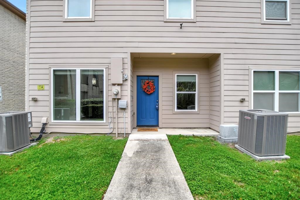 20 Evanston Street Houston, TX 77015 - Photo 28 of 31 a front view of house with yard