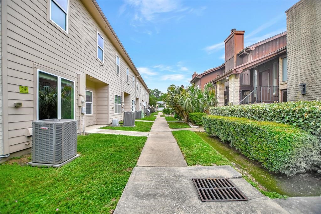 20 Evanston Street Houston, TX 77015 - Photo 30 of 31 a view of a house with garden