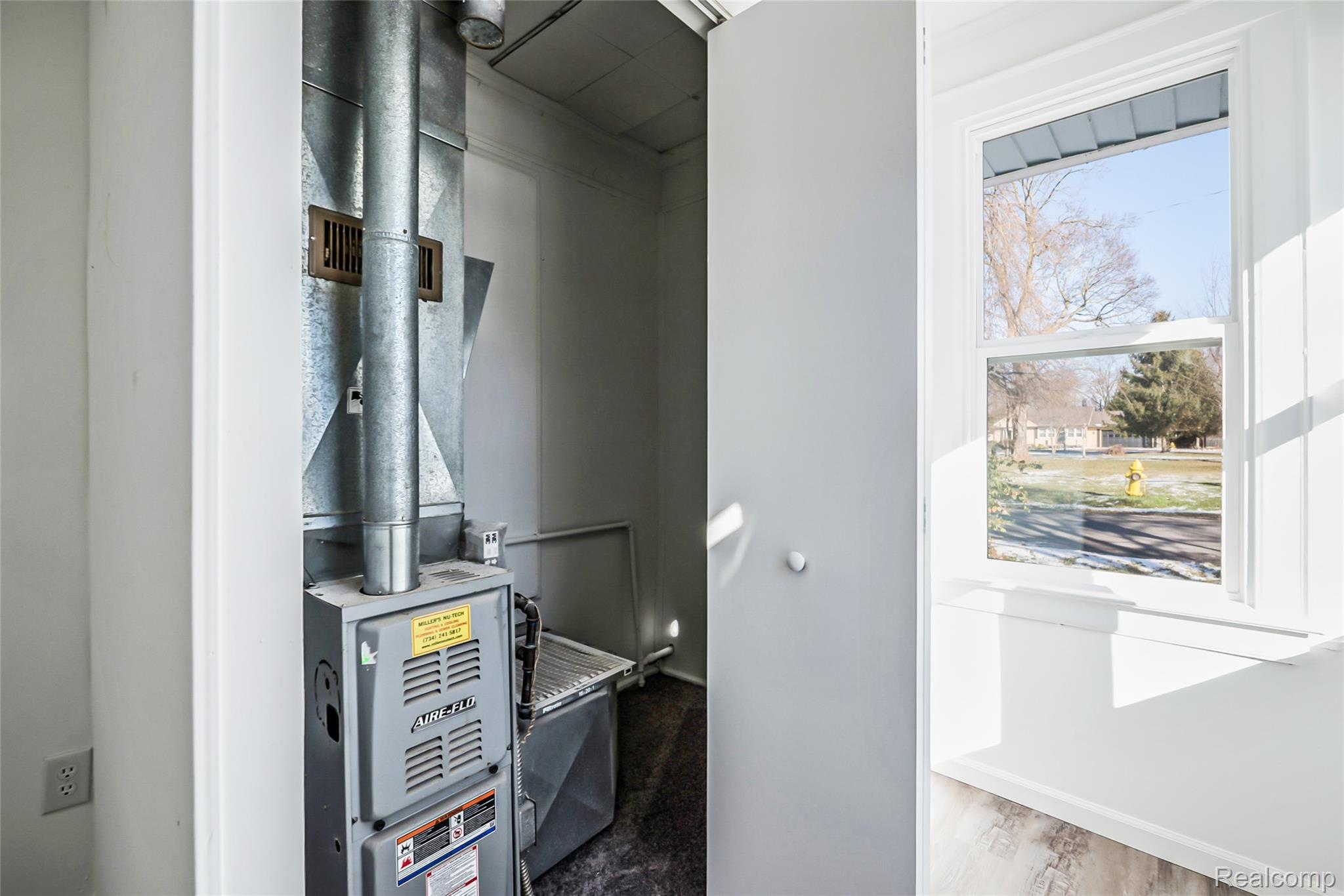 5697 Venice Road Newport, MI 48166 - Photo 6 of 43 DSC_0985.jpg