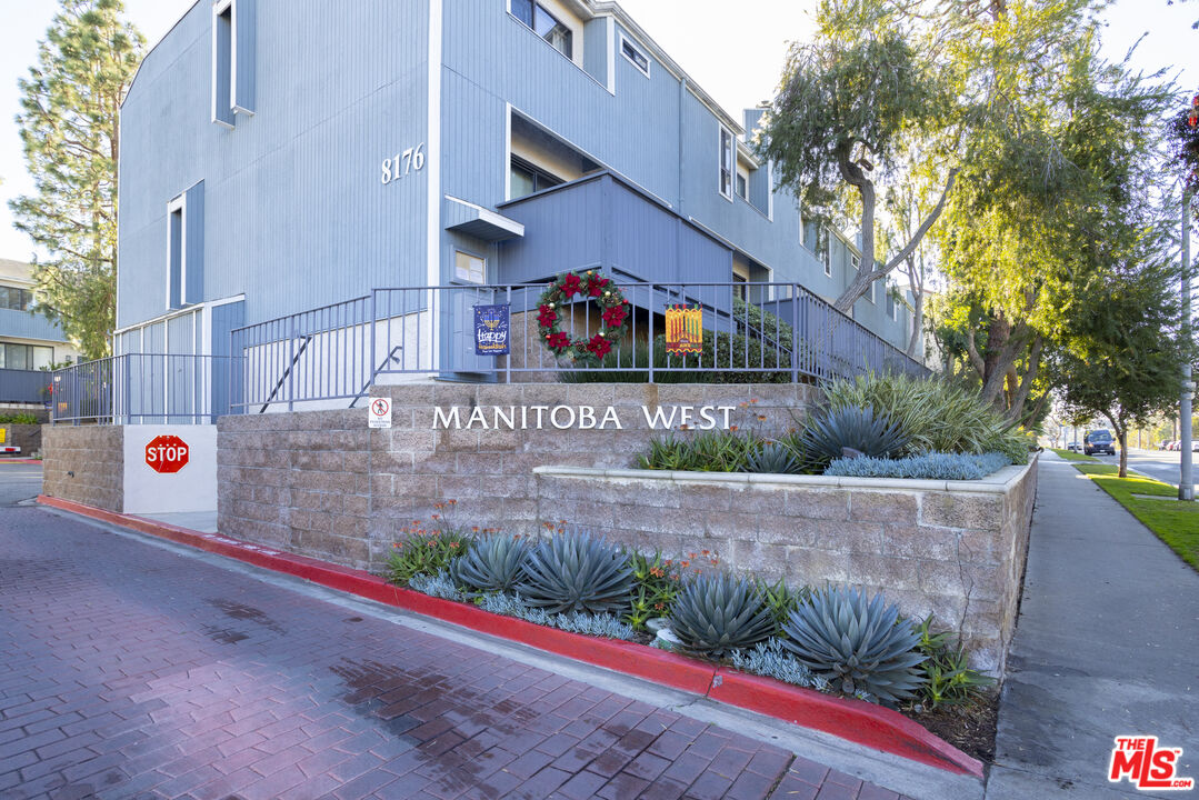 8176 Manitoba Street, Unit 4 Playa del Rey, CA 90293 - Photo 23 of 24 a view of a street sign