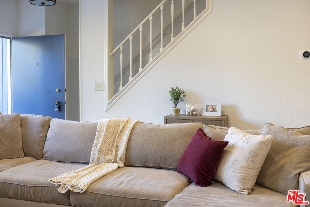 8176 Manitoba Street, Unit 4 Playa del Rey, CA 90293 - Photo 7 of 24 a living room with a couch