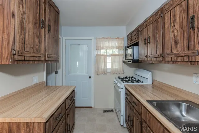 $159,000 | 10701 St Henry Lane, St. Ann, MO 63074