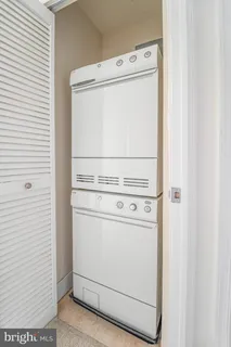 a close up view of a washer and dryer