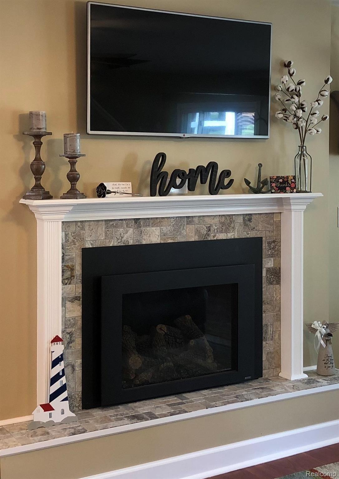 3109 Lansdowne Road Waterford, MI 48329 - Photo 11 of 41 COZY GAS FIREPLACE