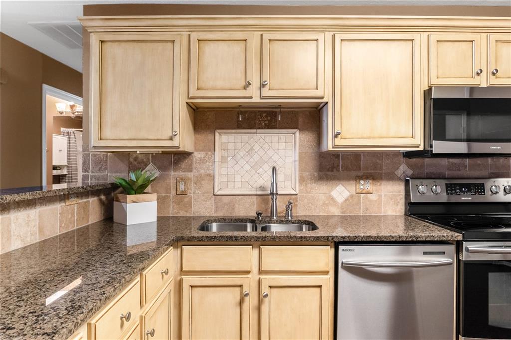 11274 South Pflumm Road Olathe, KS 66215 - Photo 13 of 24