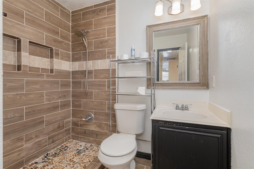 13444 Vida Lane Dallas, TX 75253 - Photo 15 of 17 a bathroom with a toilet a sink and a shower