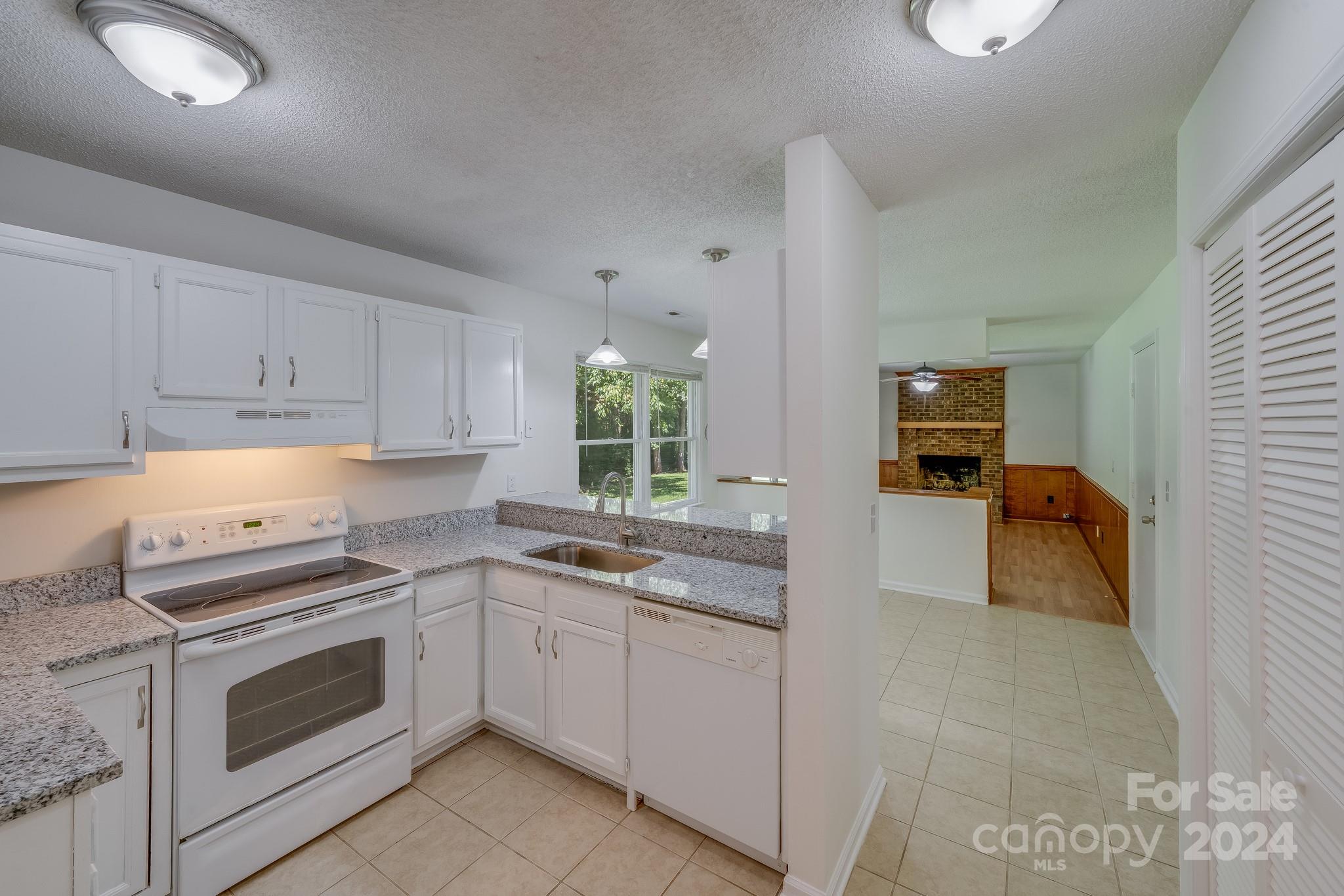 911 Foxborough Road Charlotte, NC 28213 - Photo 3 of 33