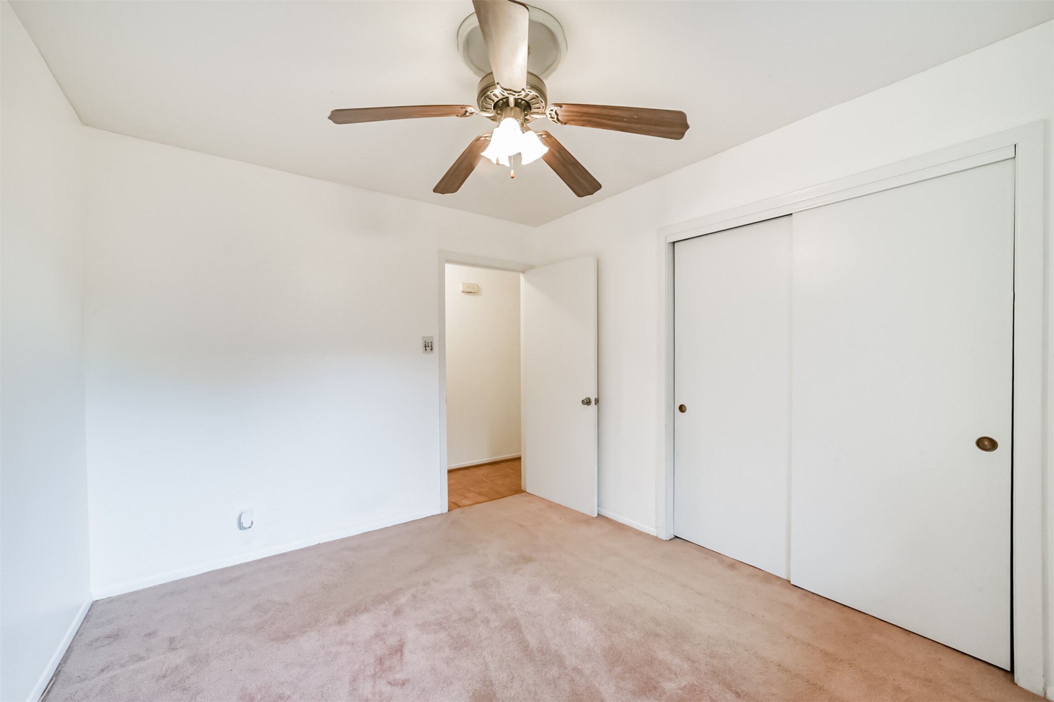7510 Romney Road Houston, TX 77036 - Photo 17 of 32 Middle secondary bedroom