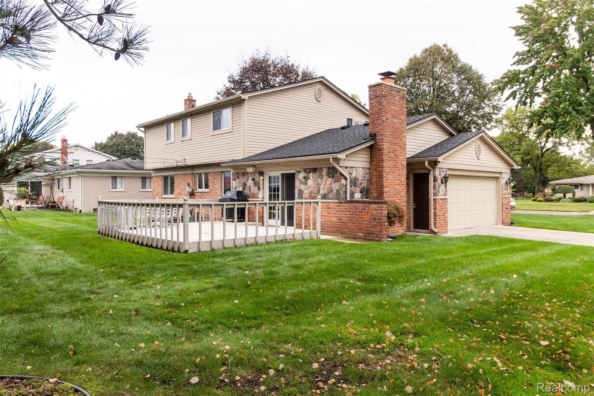 36356 Curtis Road Livonia, MI 48152 - Photo 35 of 39 yard (2).jpg
