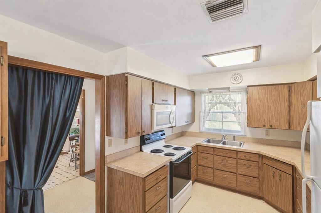 301 Shady Woods Road Geneva, FL 32732 - Photo 7 of 38