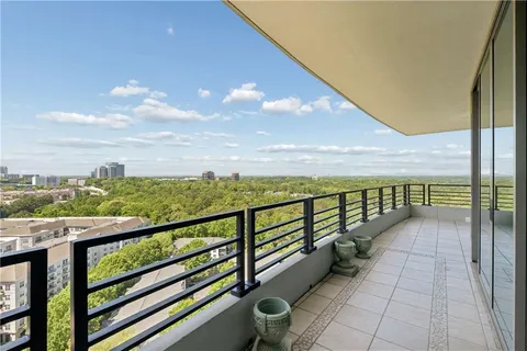 $675,000 | 700 Park Regency Place Northeast, Unit 2104, Atlanta, GA 30326