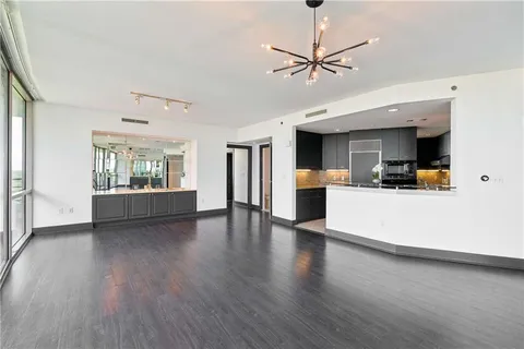 $675,000 | 700 Park Regency Place Northeast, Unit 2104, Atlanta, GA 30326