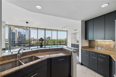 $675,000 | 700 Park Regency Place Northeast, Unit 2104, Atlanta, GA 30326