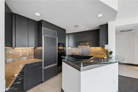 $675,000 | 700 Park Regency Place Northeast, Unit 2104, Atlanta, GA 30326