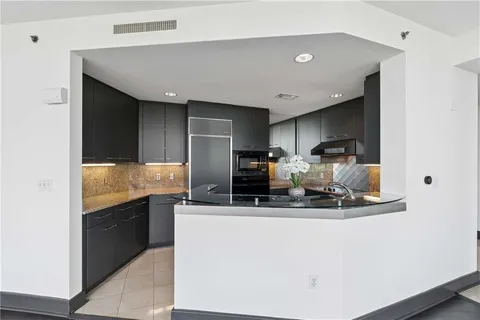 $675,000 | 700 Park Regency Place Northeast, Unit 2104, Atlanta, GA 30326