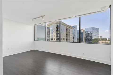 $675,000 | 700 Park Regency Place Northeast, Unit 2104, Atlanta, GA 30326