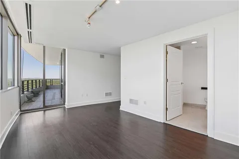 $675,000 | 700 Park Regency Place Northeast, Unit 2104, Atlanta, GA 30326