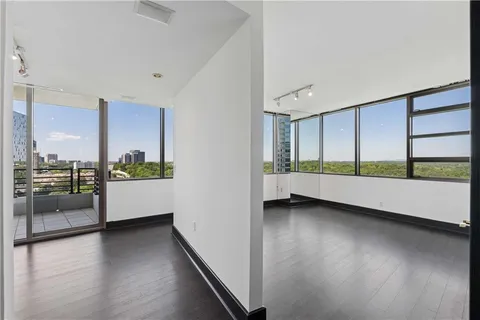 $675,000 | 700 Park Regency Place Northeast, Unit 2104, Atlanta, GA 30326