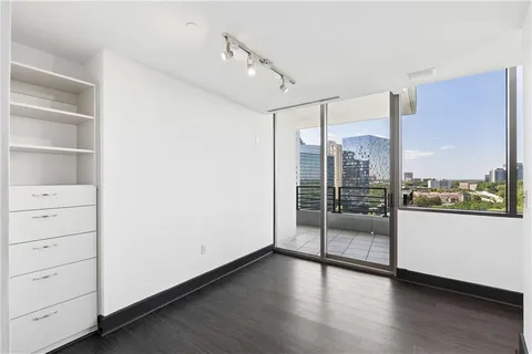 $675,000 | 700 Park Regency Place Northeast, Unit 2104, Atlanta, GA 30326