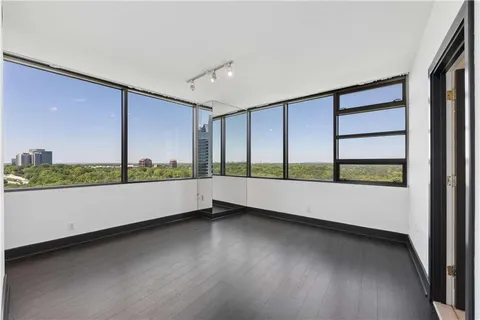 $675,000 | 700 Park Regency Place Northeast, Unit 2104, Atlanta, GA 30326