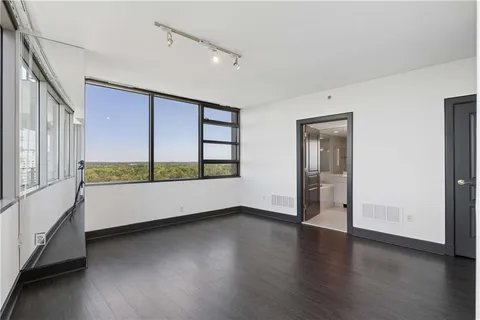 $675,000 | 700 Park Regency Place Northeast, Unit 2104, Atlanta, GA 30326