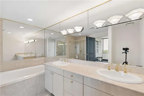 $675,000 | 700 Park Regency Place Northeast, Unit 2104, Atlanta, GA 30326