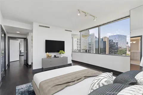 $675,000 | 700 Park Regency Place Northeast, Unit 2104, Atlanta, GA 30326