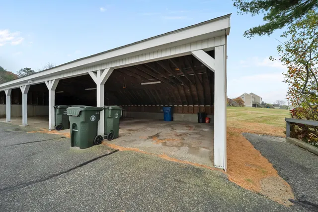 $329,900 | 69 Bayberry Lane, Londonderry, NH 03053