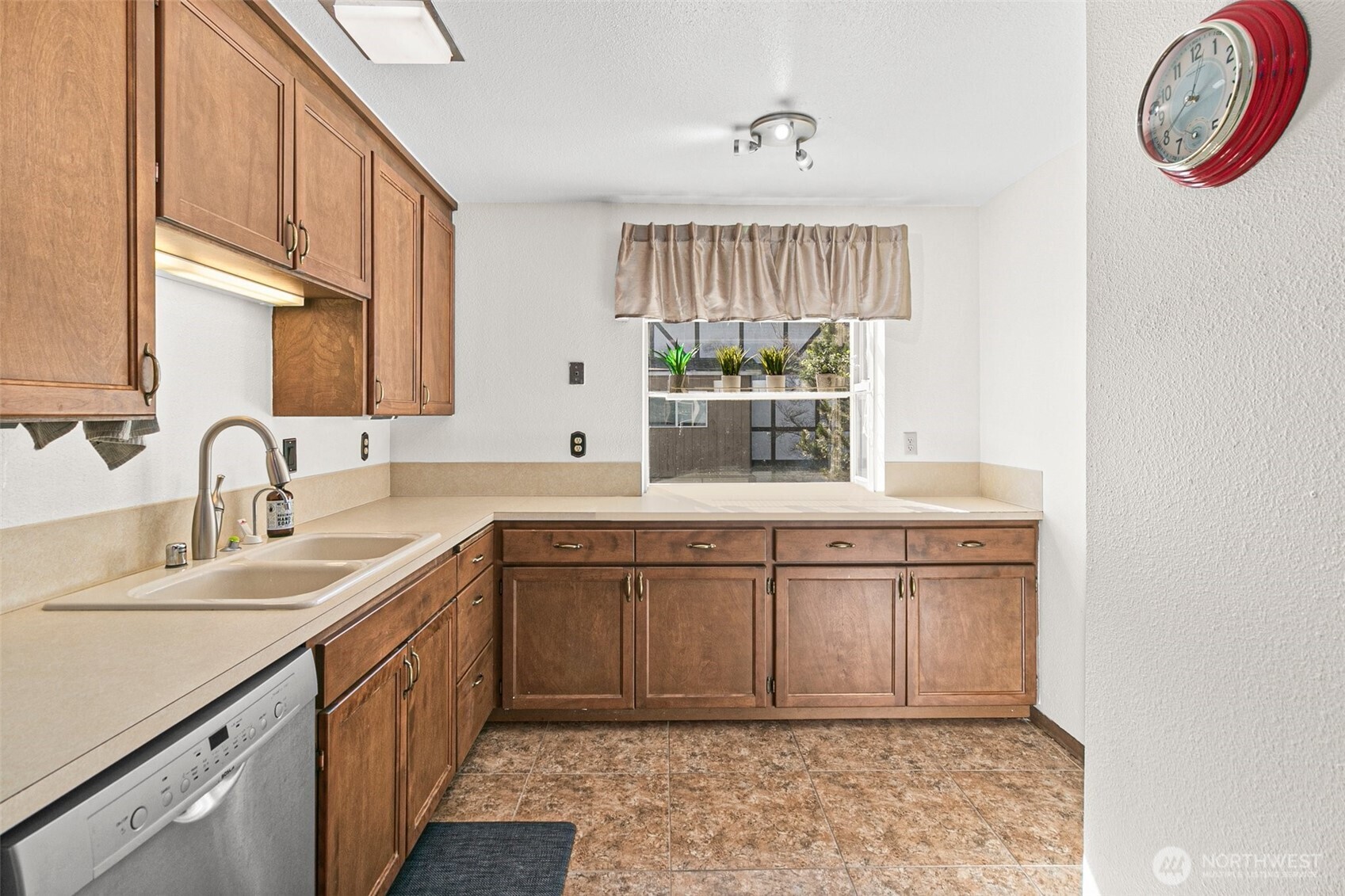 2520 Cascade Place West, Unit 2520 University Place, WA 98466 - Photo 12 of 35 a spacious bathroom with a granite countertop sink and a mirror