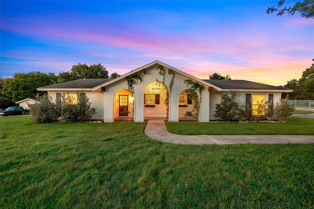 curb appeal, gorgeous arches, warm welcome