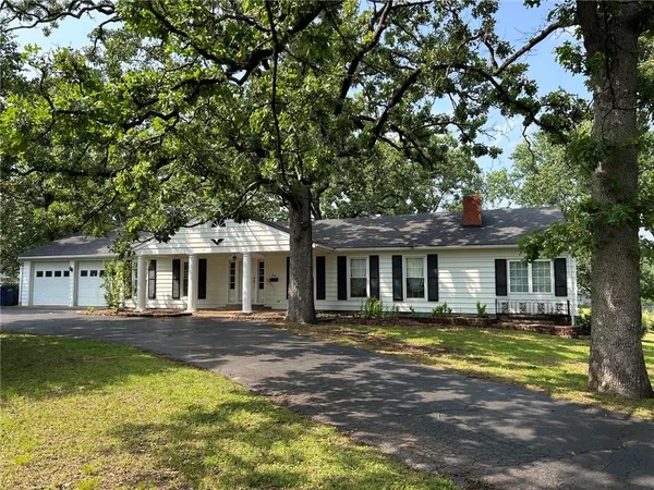 $330,000 | 912 Briarwood Lane, Nevada, MO 64772