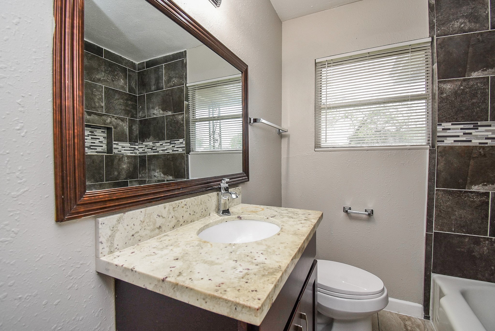 6223 Wayland Street Houston, TX 77021 - Photo 12 of 20 Full bathroom located in hallway.