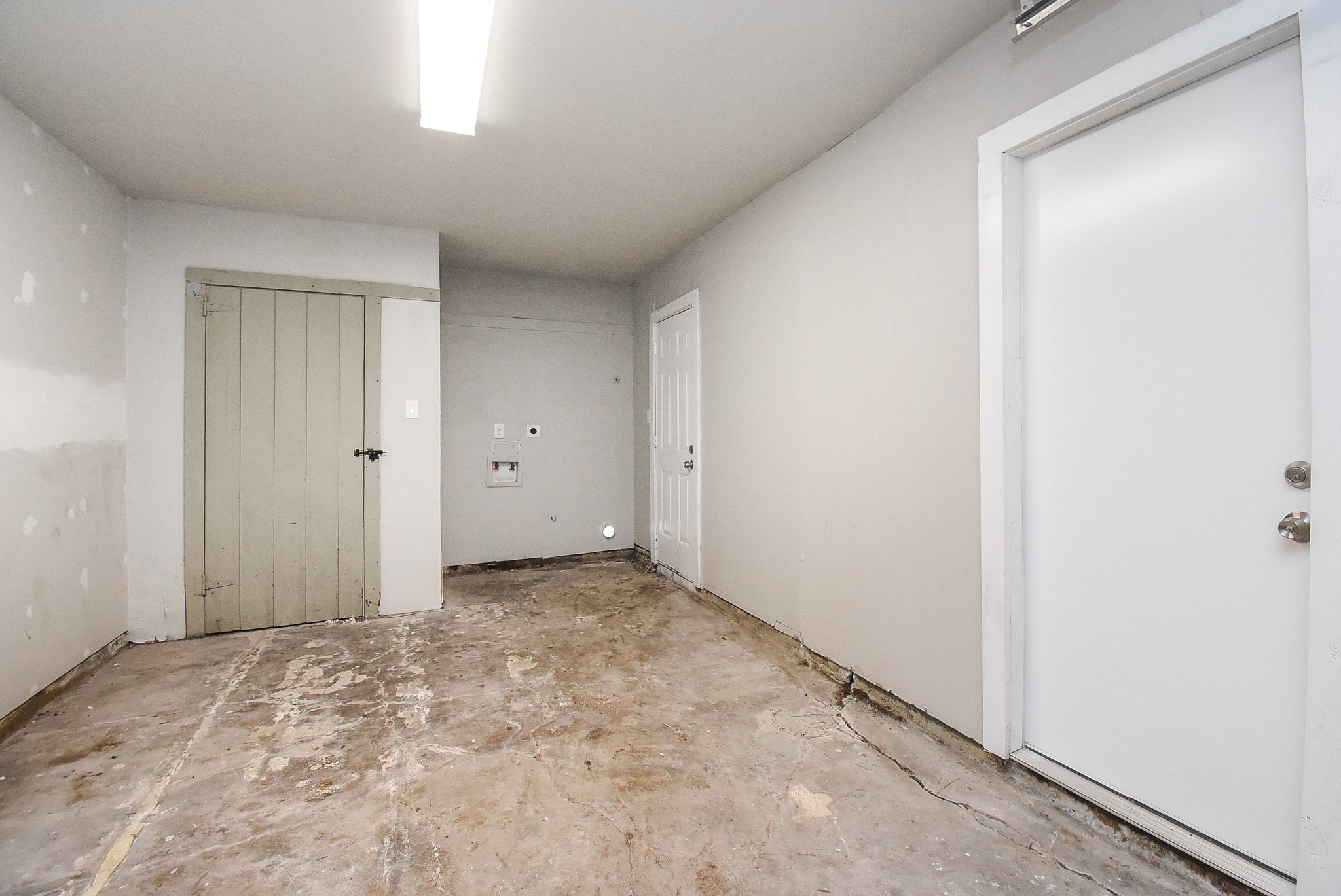 6223 Wayland Street Houston, TX 77021 - Photo 14 of 20 1 car garage.