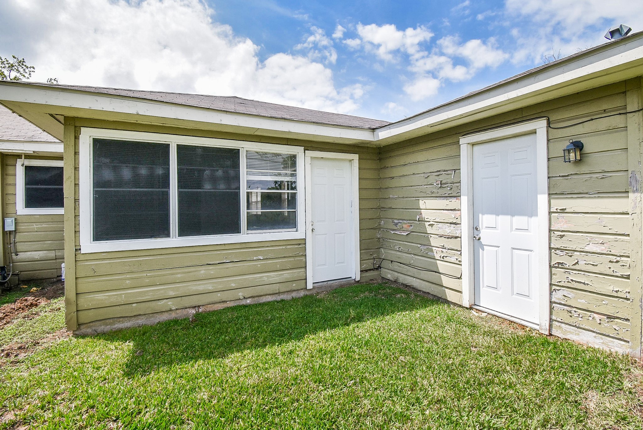6223 Wayland Street Houston, TX 77021 - Photo 17 of 20 Rear view of home.