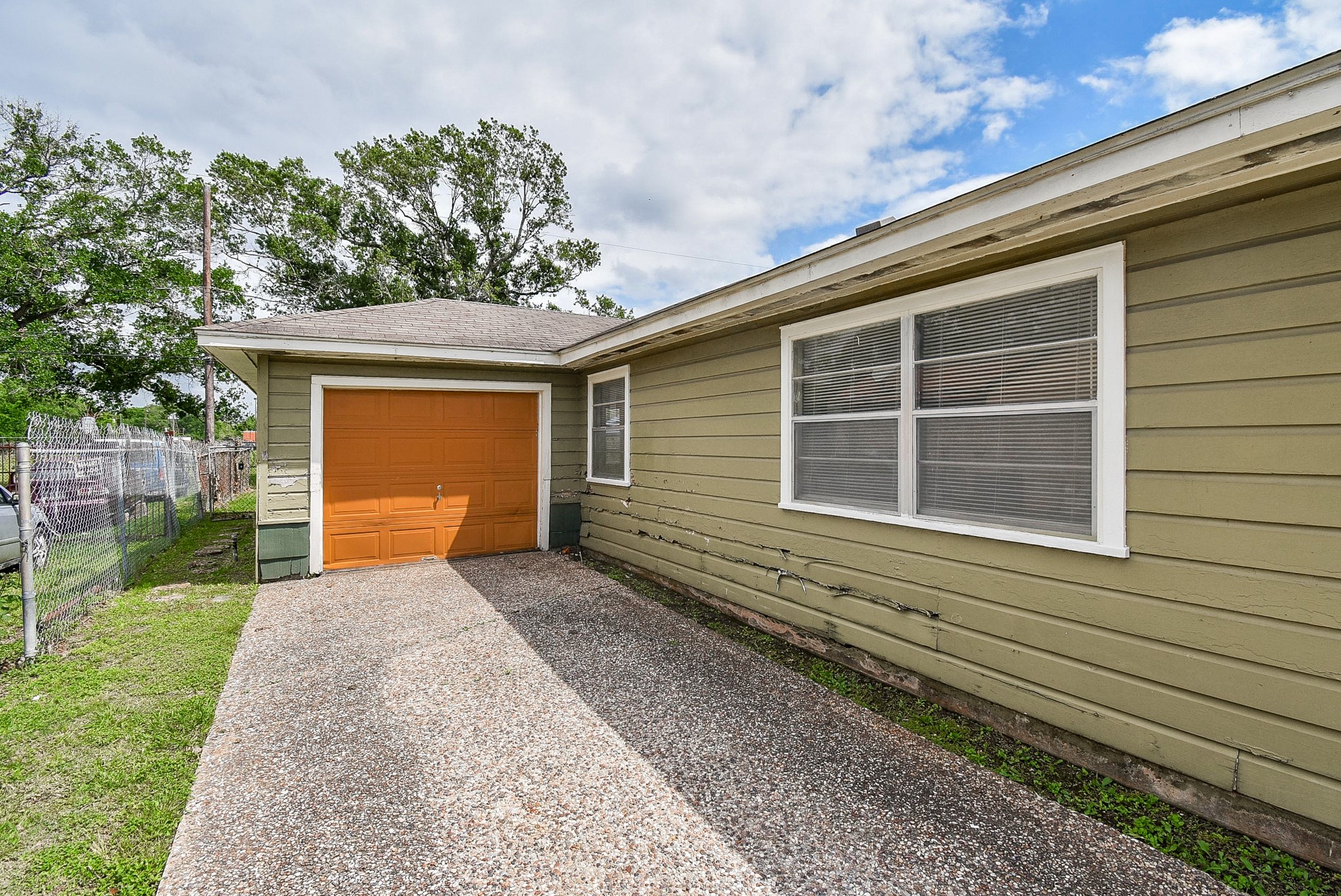 6223 Wayland Street Houston, TX 77021 - Photo 19 of 20 Fun pop of color with this garage door!