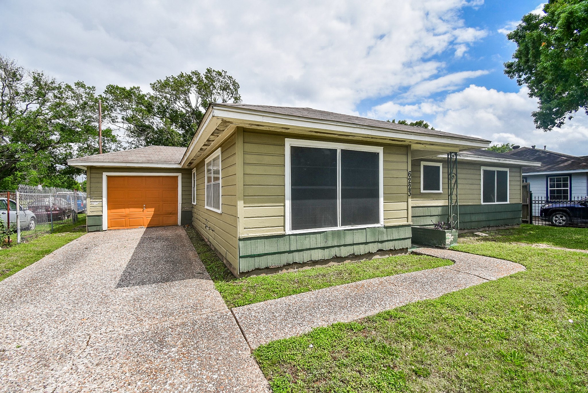 6223 Wayland Street Houston, TX 77021 - Photo 2 of 20 Charming 2 bedroom $ 1 bathroom ranch home located near University area.