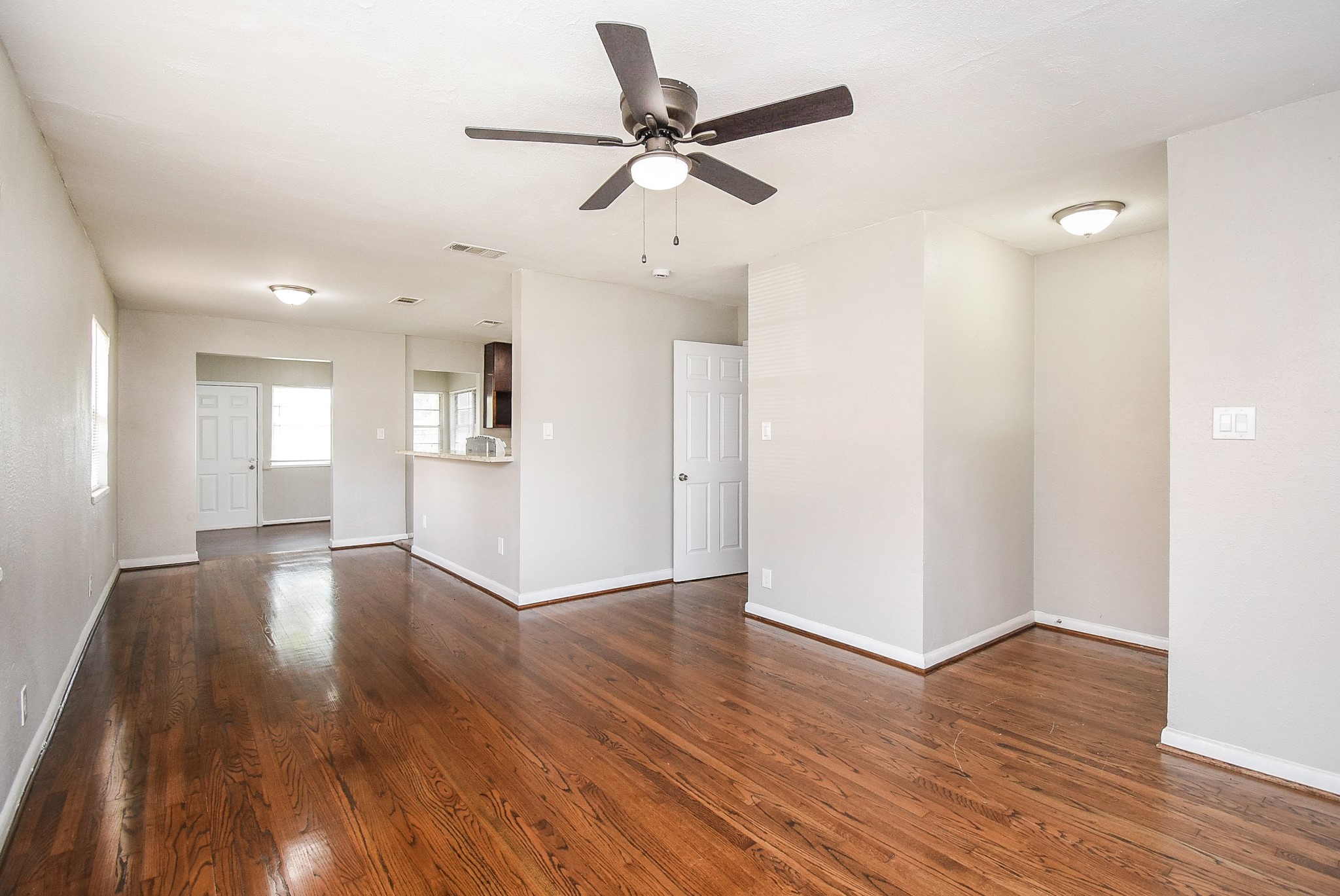 6223 Wayland Street Houston, TX 77021 - Photo 3 of 20 Skywood is a 2/1 clean and updated home ready for move in!