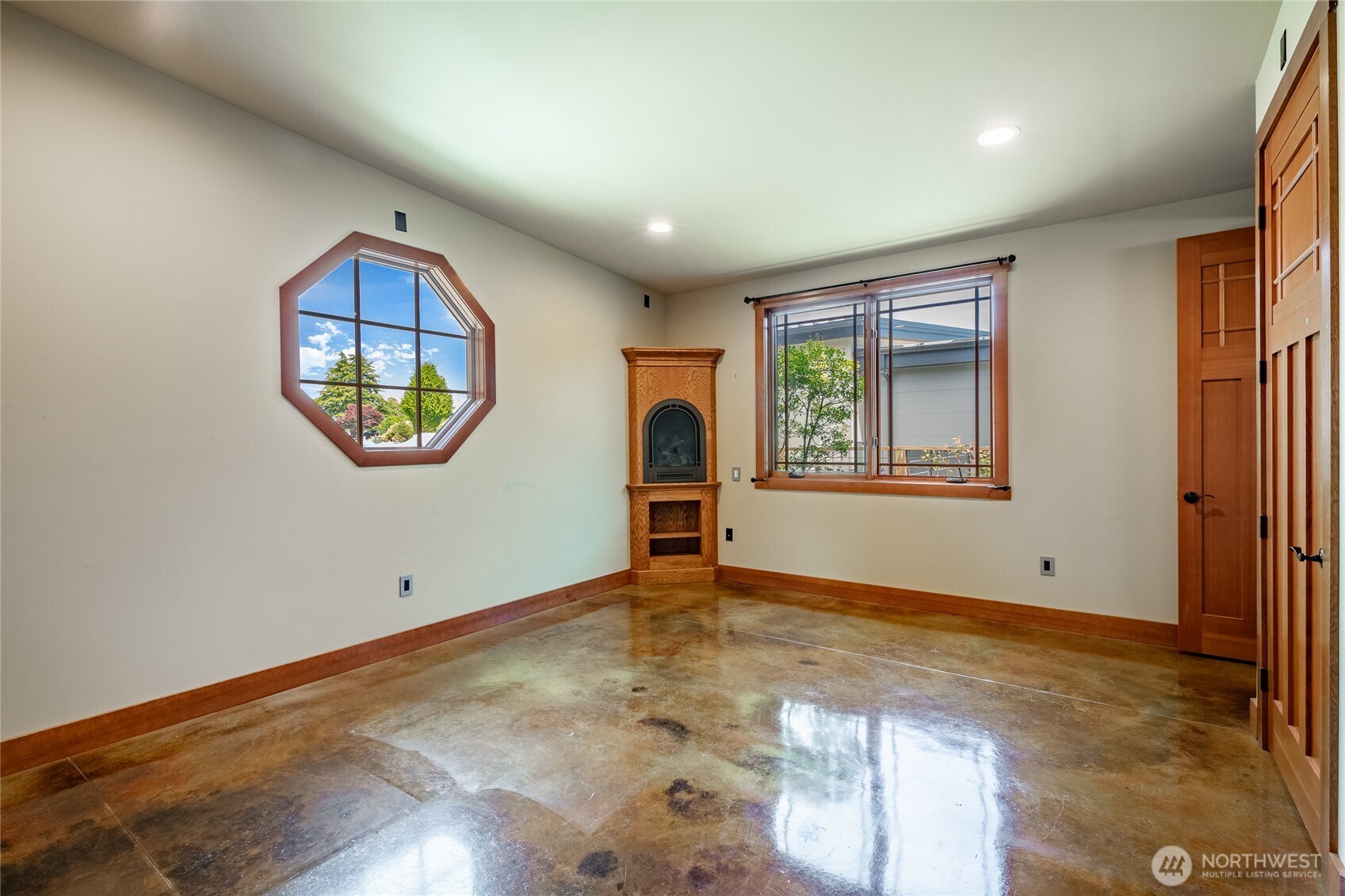 5727 Nakat Way Blaine, WA 98230 - Photo 24 of 40 an empty room with windows and chandelier fan