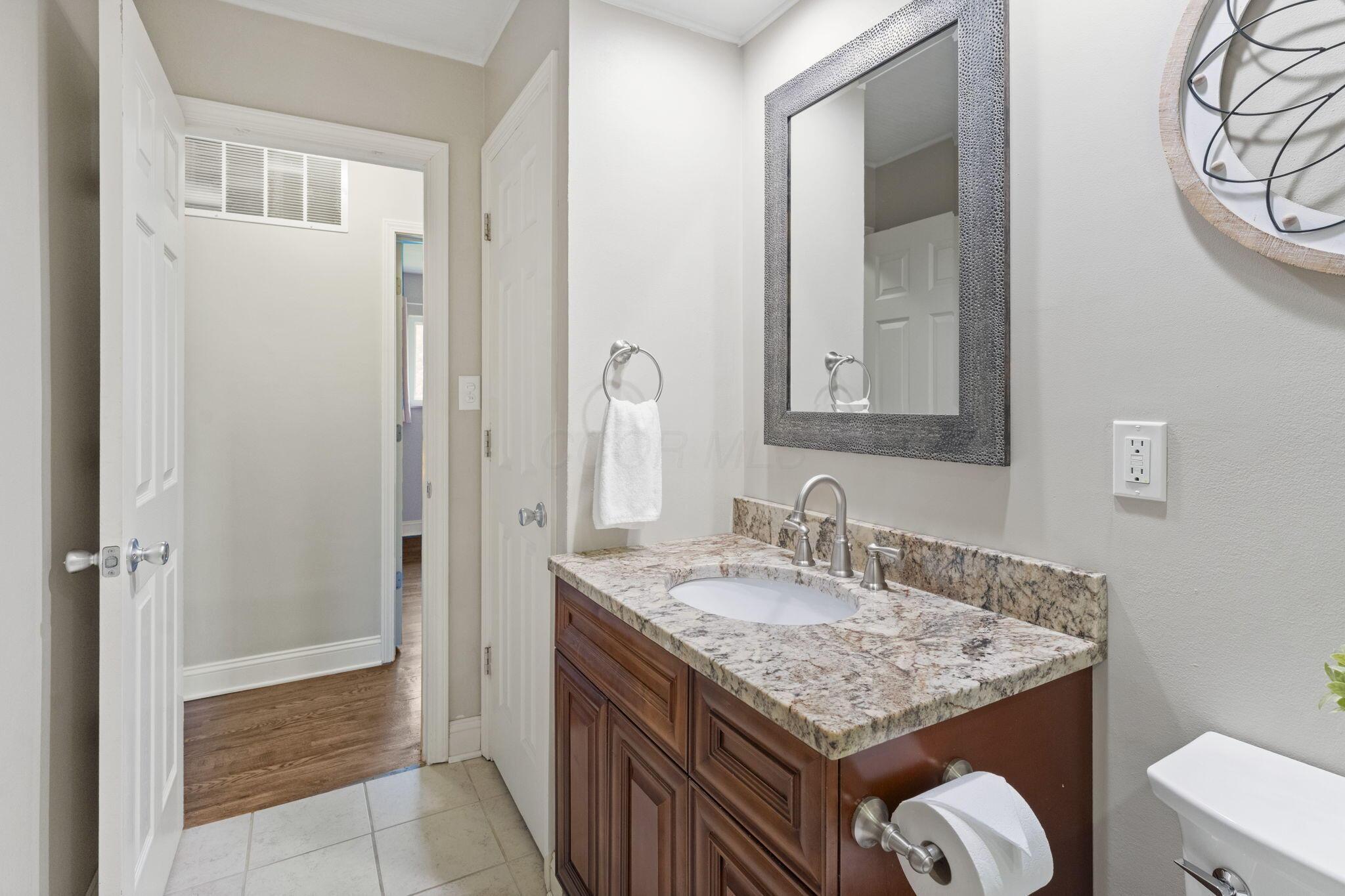 2565 Nottingham Road Columbus, OH 43221 - Photo 25 of 62 Full Bathroom