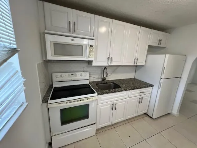 $2,200 | 3425 Grace Avenue, Palm Springs, FL 33461