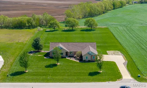 $455,000 | 1050 Buckeye Crossing, Highland, IL 62249