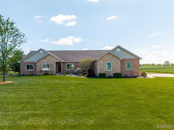 $455,000 | 1050 Buckeye Crossing, Highland, IL 62249