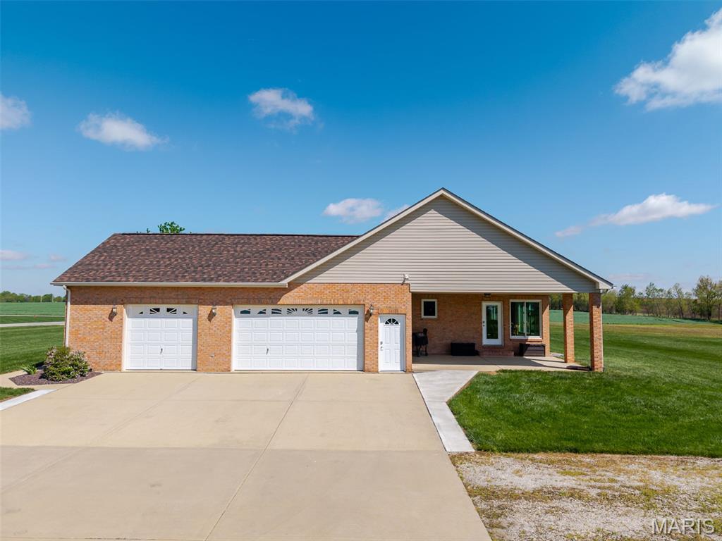 1050 Buckeye Crossing Highland, IL 62249 - Photo 3 of 57