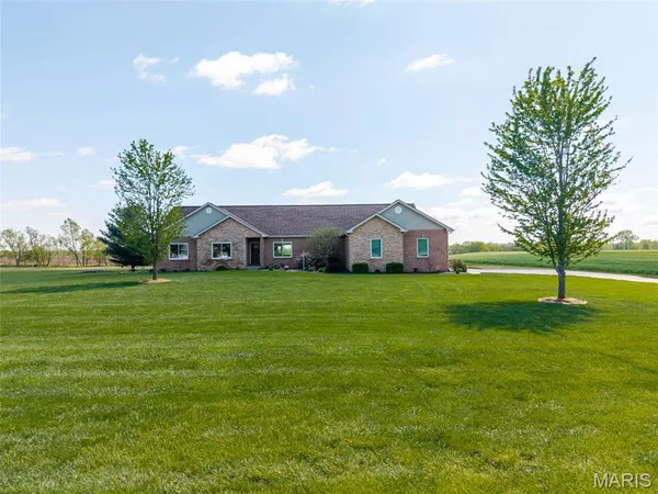 $455,000 | 1050 Buckeye Crossing, Highland, IL 62249