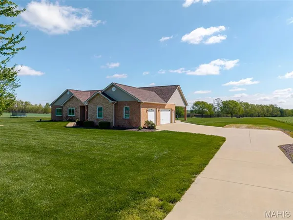 $455,000 | 1050 Buckeye Crossing, Highland, IL 62249